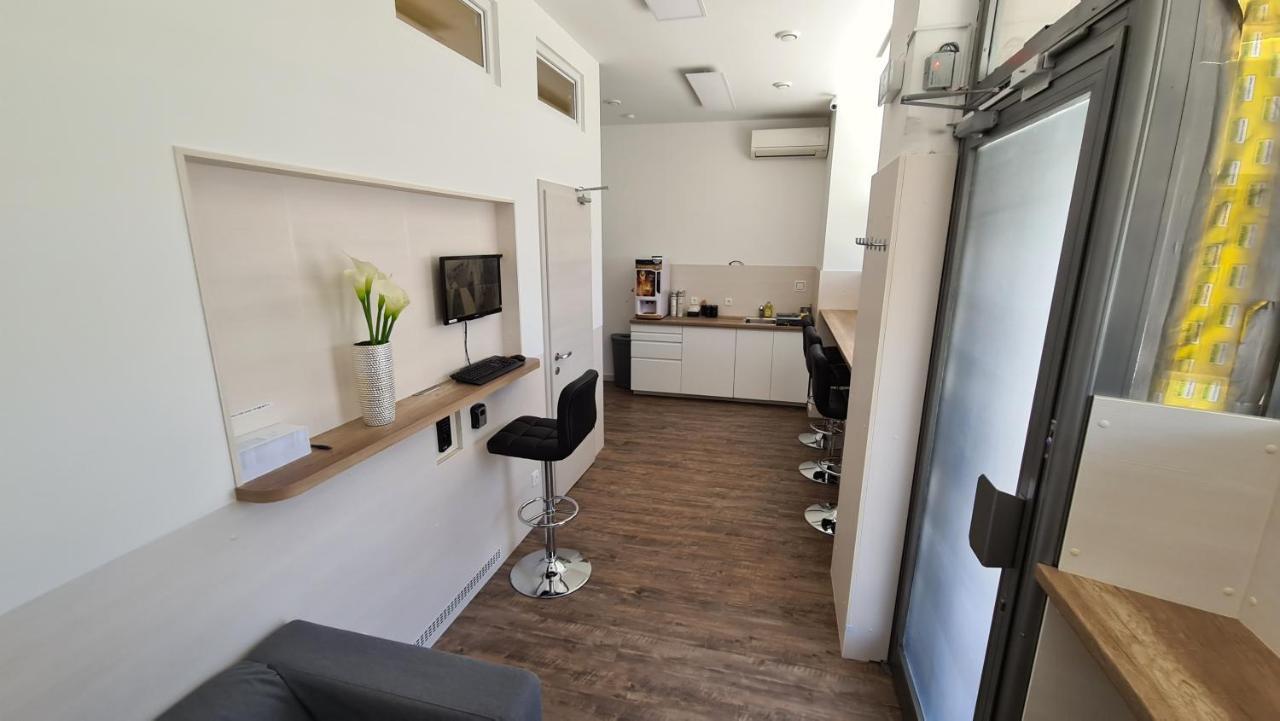 Cabin Hostel Любляна Экстерьер фото
