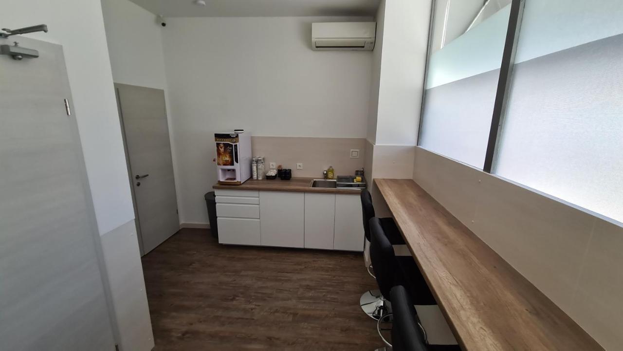 Cabin Hostel Любляна Экстерьер фото